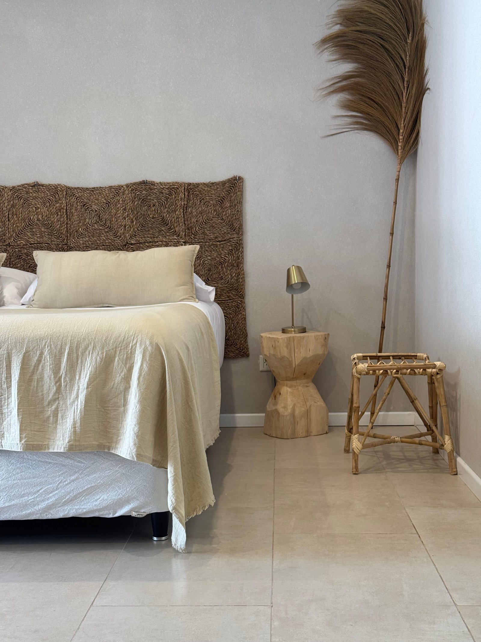Dormitorio estilo boho-mediterráneo con cama baja y mesa de madera tallada — proyecto PROYECTO CASA BORA HOTEL, por ILVA, en Provincia de Buenos Aires